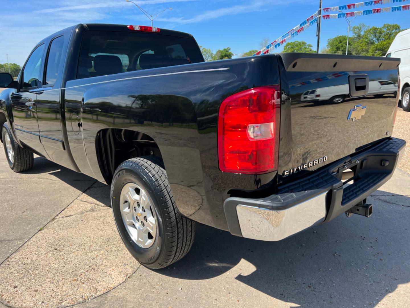 2008 Black /Gray Chevrolet Silverado 1500 LT (2GCEC19J581) with an 5.3L V8 engine, Automatic transmission, located at 4520 Airline Hwy, Baton Rouge, LA, 70805, (225) 357-1497, 30.509325, -91.145432 - 2008 Chevrolet Silverado 1500 Ext Cab LT ***One Owner*** 5.3 V8 Gas, 103K Miles, Power Windows & Locks, New Tires, Tow Pkg. NO IN HOUSE FINANCING. FOR INFO PLEASE CONTACT JEFF AT 225 357-1497 CHECK OUT OUR A+ RATING WITH THE BETTER BUSINESS BUREAU WE HAVE BEEN A FAMILY OWNED AND OPERATED BUSINESS A - Photo#7